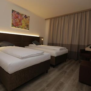 Zimmer mit zwei Einzelbetten